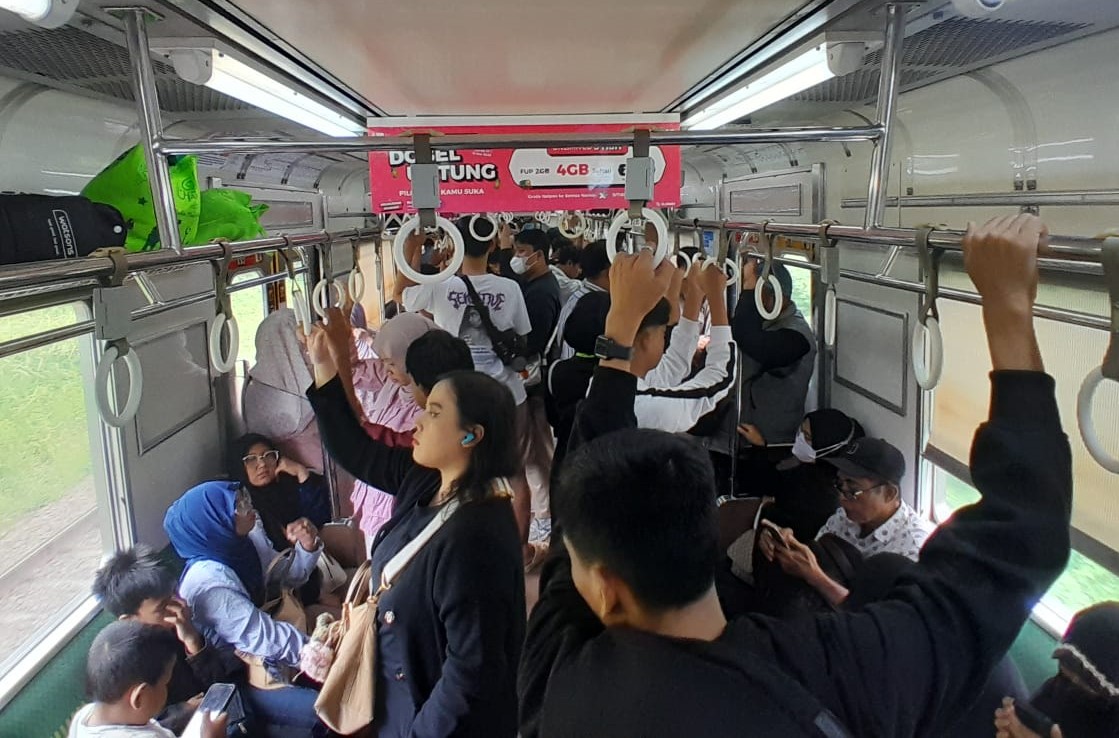 Suasana penumpang KRL Commuter Line Jabodetabek, Jakarta. (BeritaNasional/Elvis Sendouw)
