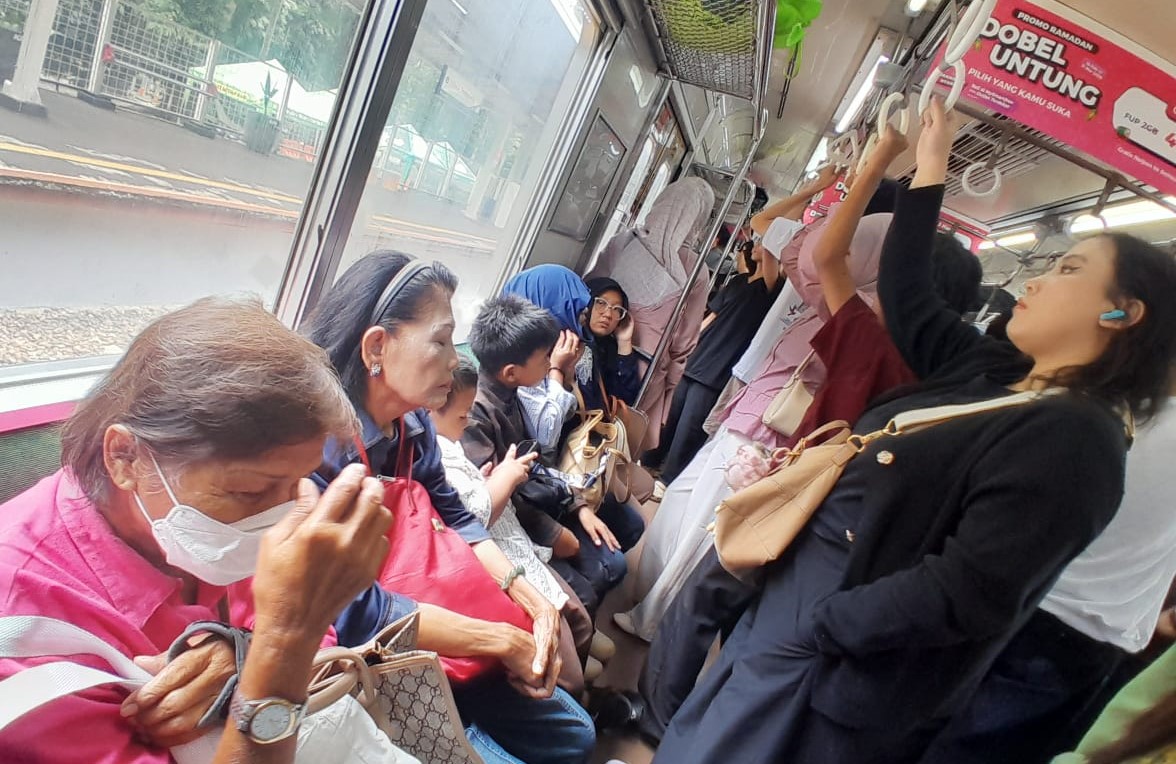 Suasana penumpang KRL Commuter Line Jabodetabek, Jakarta. (BeritaNasional/Elvis Sendouw)