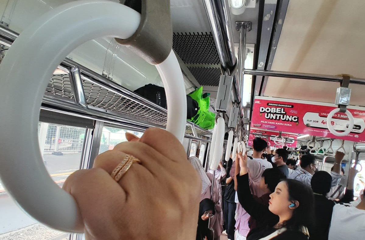 Suasana penumpang KRL Commuter Line Jabodetabek, Jakarta. (BeritaNasional/Elvis Sendouw)