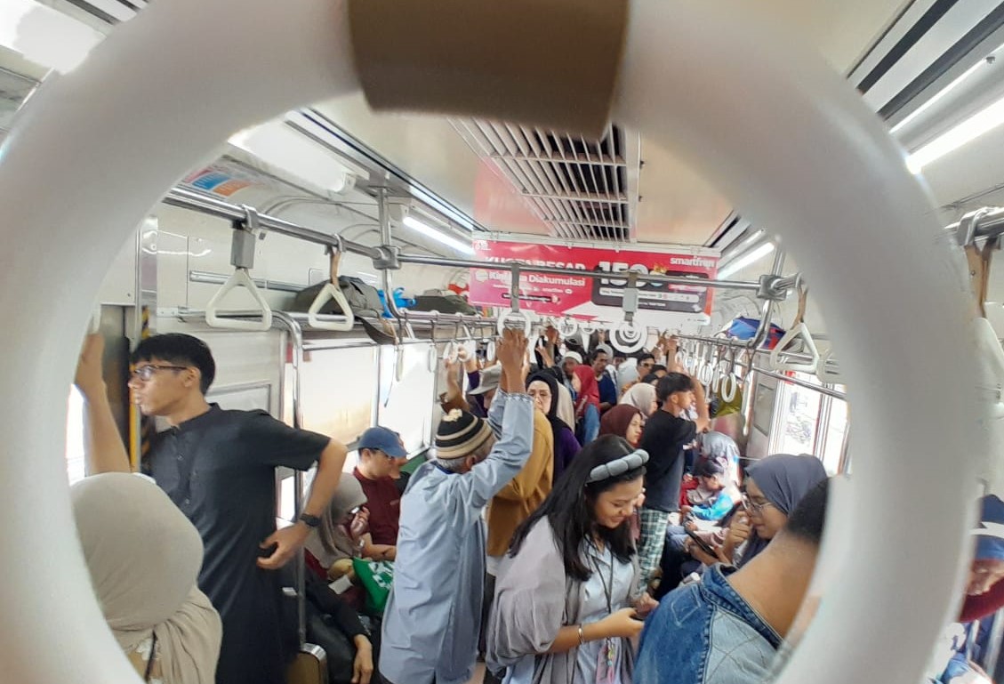Suasana penumpang KRL Commuter Line Jabodetabek, Jakarta. (BeritaNasional/Elvis Sendouw)