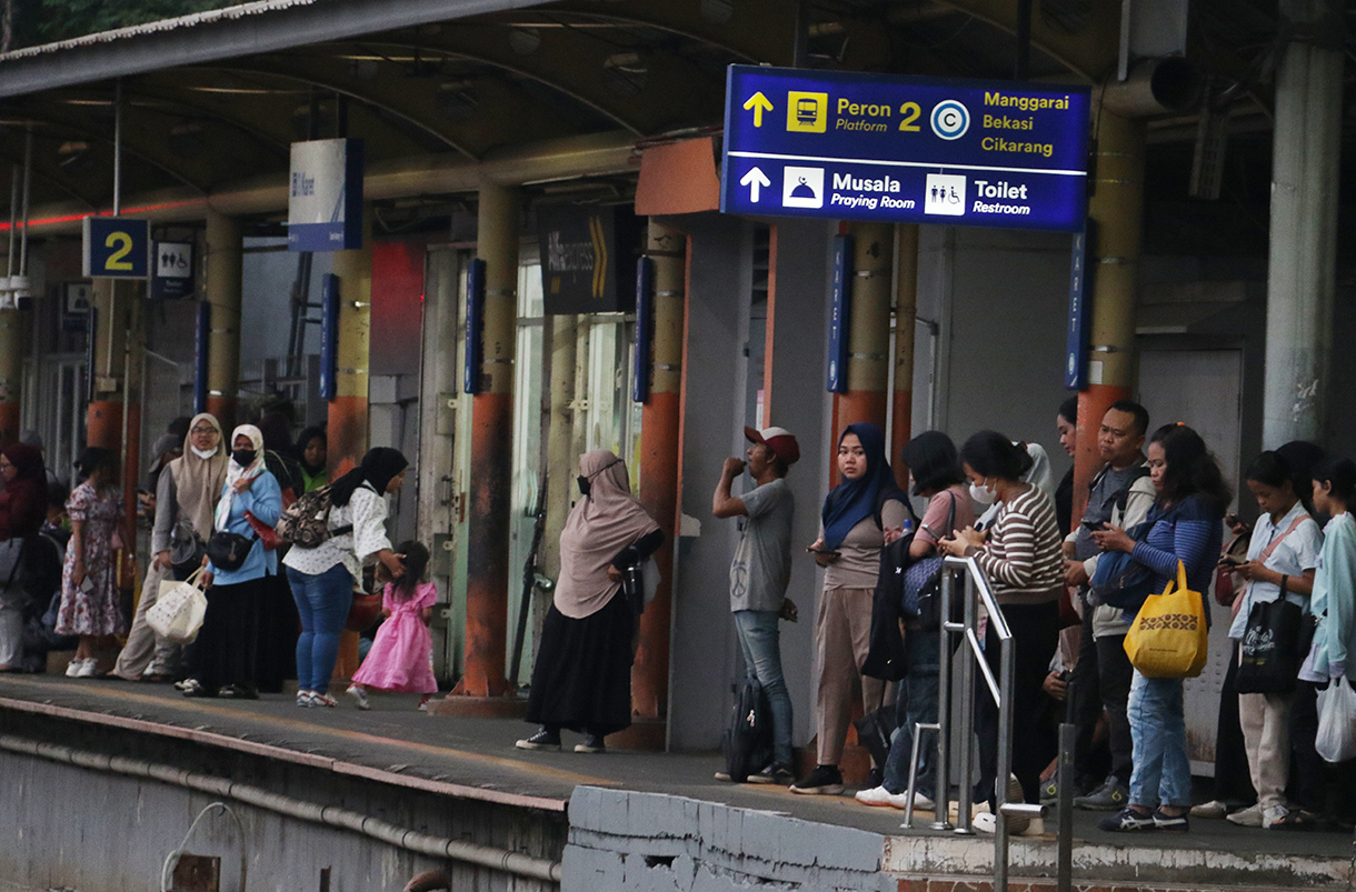 Penumpang menunggu KRL Commuter Line Jabodetabek di Stasiun Karet, Jakarta Pusat, Jumat(24/4/2026).  (Beritanasional.com/Oke Atmaja)