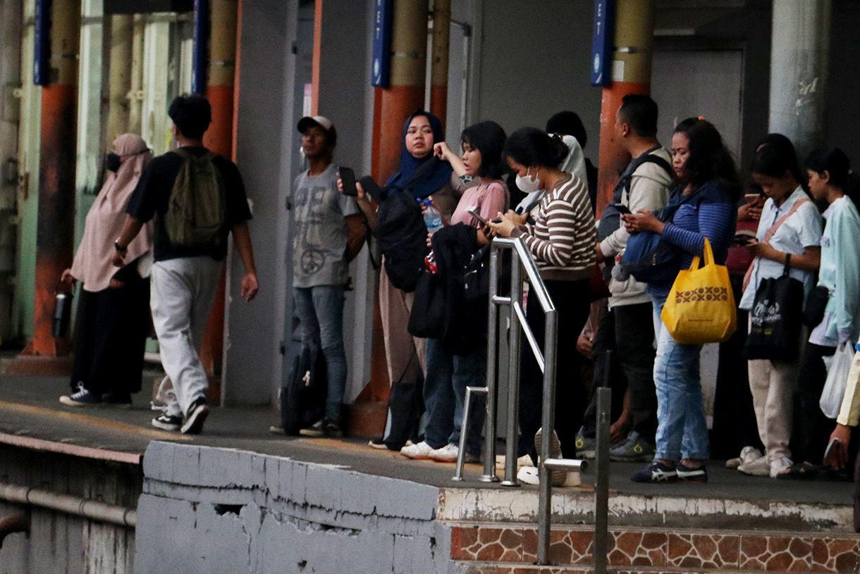 Penumpang menunggu KRL Commuter Line Jabodetabek di Stasiun Karet, Jakarta Pusat, Jumat(24/4/2026).  (Beritanasional.com/Oke Atmaja)
