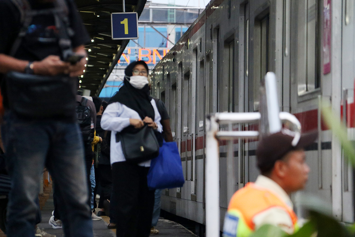 Penumpang menunggu KRL Commuter Line Jabodetabek di Stasiun Karet, Jakarta Pusat, Jumat(24/4/2026).  (Beritanasional.com/Oke Atmaja)