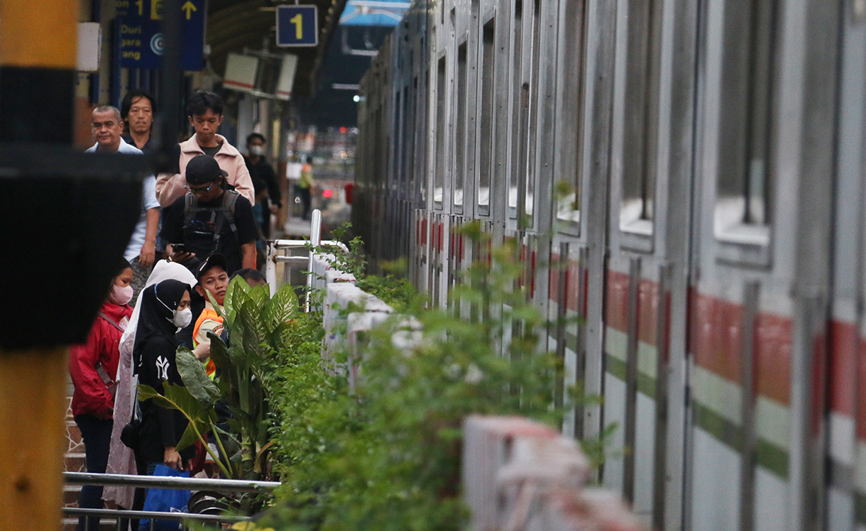 Penumpang menunggu KRL Commuter Line Jabodetabek di Stasiun Karet, Jakarta Pusat, Jumat(24/4/2026).  (Beritanasional.com/Oke Atmaja)