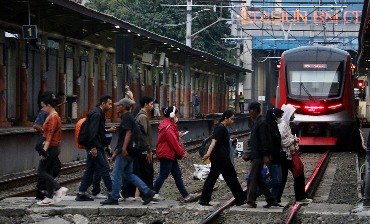 Penumpang menunggu KRL Commuter Line Jabodetabek di Stasiun Karet, Jakarta Pusat, Jumat(24/4/2026).  (Beritanasional.com/Oke Atmaja)