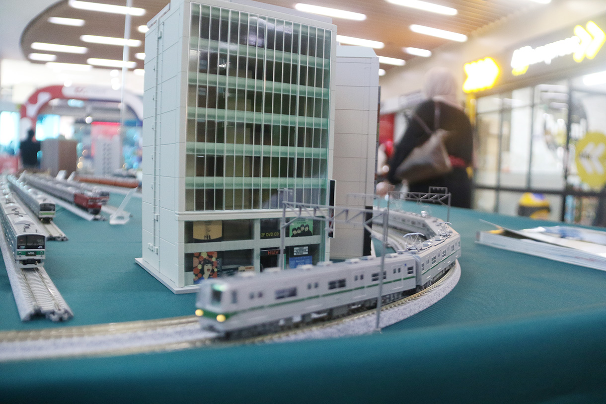 Direktur Utama KAI Commuter Purnomo Sidi (kedua kiri) meninjau pameran diorama Livery KCI kolaborasi dengan produsen industri train negara Jepang, KATO saat peluncuran C-Merch KAI Commuter di Stasiun BNI City, Jakarta, Sabtu (14/2/2026).  (Beritanasional.com/Oke Atmaja)