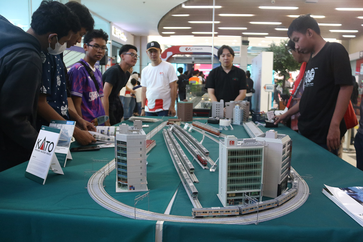 Direktur Utama KAI Commuter Purnomo Sidi (kedua kiri) meninjau pameran diorama Livery KCI kolaborasi dengan produsen industri train negara Jepang, KATO saat peluncuran C-Merch KAI Commuter di Stasiun BNI City, Jakarta, Sabtu (14/2/2026).  (Beritanasional.com/Oke Atmaja)