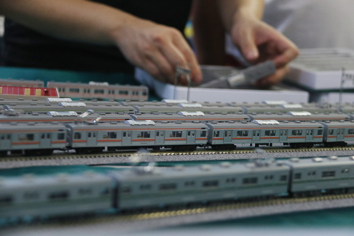 Direktur Utama KAI Commuter Purnomo Sidi (kedua kiri) meninjau pameran diorama Livery KCI kolaborasi dengan produsen industri train negara Jepang, KATO saat peluncuran C-Merch KAI Commuter di Stasiun BNI City, Jakarta, Sabtu (14/2/2026).  (Beritanasional.com/Oke Atmaja)