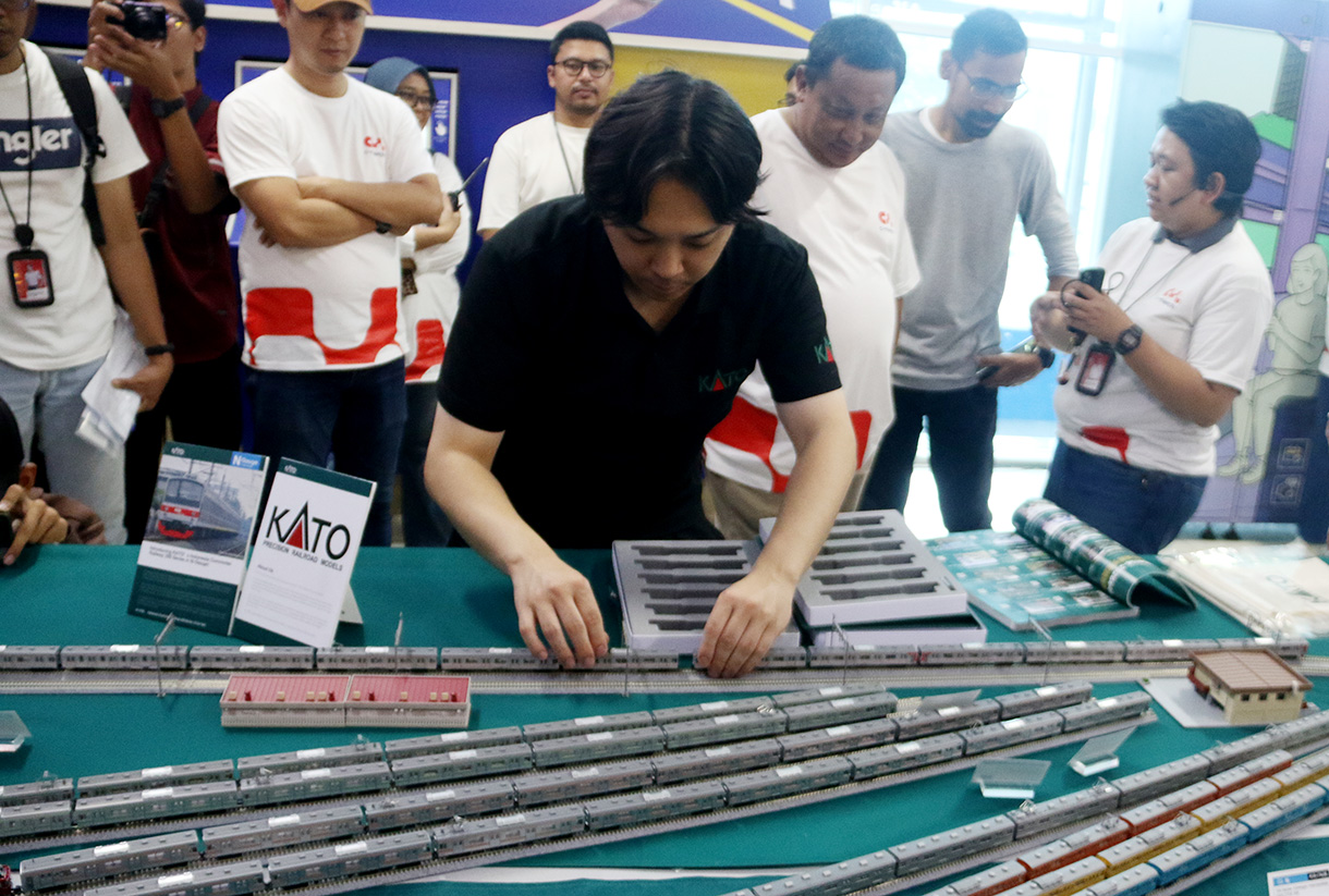 Direktur Utama KAI Commuter Purnomo Sidi (kedua kiri) meninjau pameran diorama Livery KCI kolaborasi dengan produsen industri train negara Jepang, KATO saat peluncuran C-Merch KAI Commuter di Stasiun BNI City, Jakarta, Sabtu (14/2/2026).  (Beritanasional.com/Oke Atmaja)