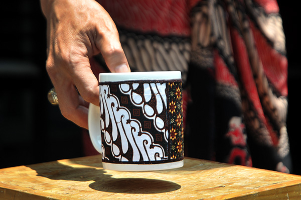 Perajin perca batik sisa mengubah batik sisa menjadi barang bernilai tinggi. (IndonesiaGlobe/Elvis Sendouw)