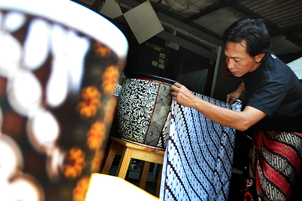 Perajin perca batik sisa mengubah batik sisa menjadi barang bernilai tinggi. (IndonesiaGlobe/Elvis Sendouw)