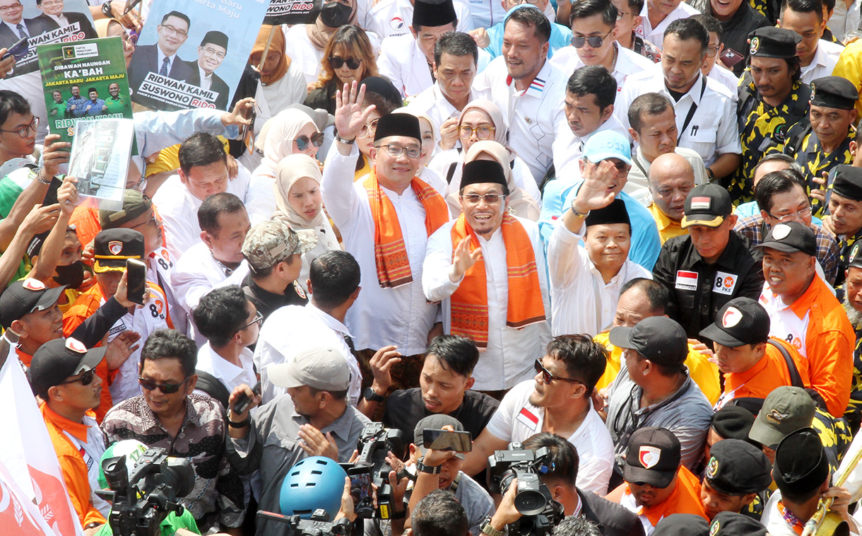 Presiden Prabowo Subianto berdiri menyapa warga dari mobil Pindad Maung Garuda saat tiba di Istana Merdeka, Jakarta, Minggu (20/10/2024).(BeritaNasional.com/Oke Atmaja)