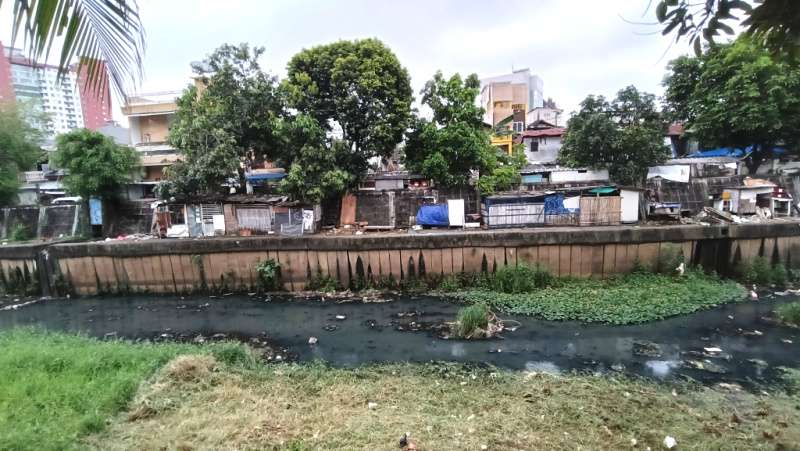 Seorang warga beraktivitas di bantaran Kali Ciliwung kawasan Matraman, Jakarta Timur, Selasa (14/4/2026). (Beritanasional.com/Oke Atmaja).