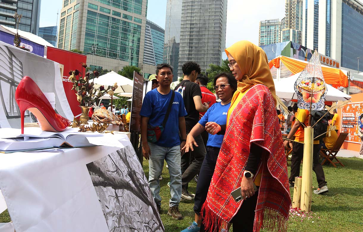 Duta Besar Uni Eropa untuk Indonesia Denis Chaibi (kiri) bersama Duta Besar Kerajaan Belanda untuk Indonesia Marc Gerritsen (kedua kanan), Deputi Bidang Koordinasi Peningkatan Kualitas Keluarga dan Kependudukan Kemenko PMK Woro Srihastuti Sulistyaningrum (kedua kiri) dan Perwakilan UN Women untuk Indonesia Ulziisuren Jamsran (kanan) saat pembukaan kampanye akhiri kekerasan digital terhadap perempuan dan anak di Kuningan, Jakarta Selatan, Sabtu (6/12/2025).(Beritanasional.com/Oke Atmaja)