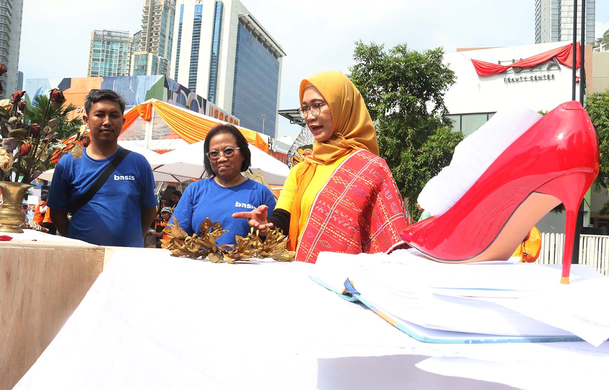 Duta Besar Uni Eropa untuk Indonesia Denis Chaibi (kiri) bersama Duta Besar Kerajaan Belanda untuk Indonesia Marc Gerritsen (kedua kanan), Deputi Bidang Koordinasi Peningkatan Kualitas Keluarga dan Kependudukan Kemenko PMK Woro Srihastuti Sulistyaningrum (kedua kiri) dan Perwakilan UN Women untuk Indonesia Ulziisuren Jamsran (kanan) saat pembukaan kampanye akhiri kekerasan digital terhadap perempuan dan anak di Kuningan, Jakarta Selatan, Sabtu (6/12/2025).(Beritanasional.com/Oke Atmaja)