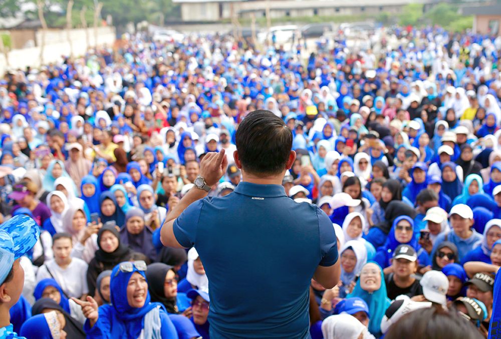 Calon Gubernur Jakarta Ridwan Kamil ajak masyarakat senam di kampanye keempat. (BeritaNasional/Elvis Sendouw)