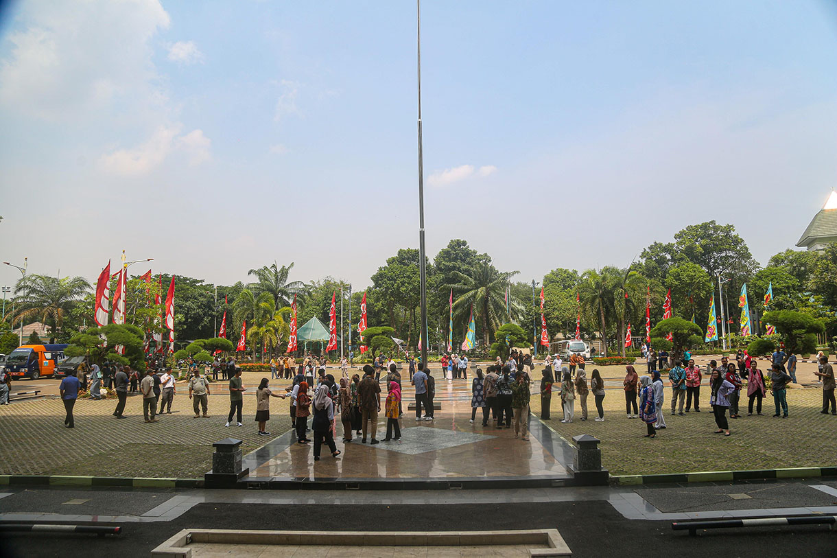 Pekerja berlindung di bawah meja dalam simulasi penanganan gempa dan kebakaran di Kantor Wali Kota Administrasi Jakarta Utara, Jakarta, Rabu (2/10/2024).  (BeritaNasional.com/Oke Atmaja)