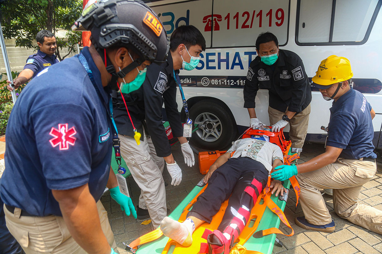 Pekerja berlindung di bawah meja dalam simulasi penanganan gempa dan kebakaran di Kantor Wali Kota Administrasi Jakarta Utara, Jakarta, Rabu (2/10/2024).  (BeritaNasional.com/Oke Atmaja)