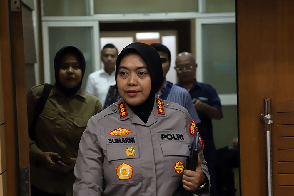 Kapolres Metro Bekasi, Kombes Pol Sumarni menerima penghargaan dari pimpinan komisi III DPR. (BeritaNasional/Elvis Sendouw)