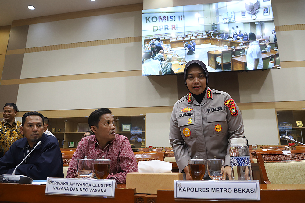 Kapolres Metro Bekasi, Kombes Pol Sumarni menerima penghargaan dari pimpinan komisi III DPR. (BeritaNasional/Elvis Sendouw)