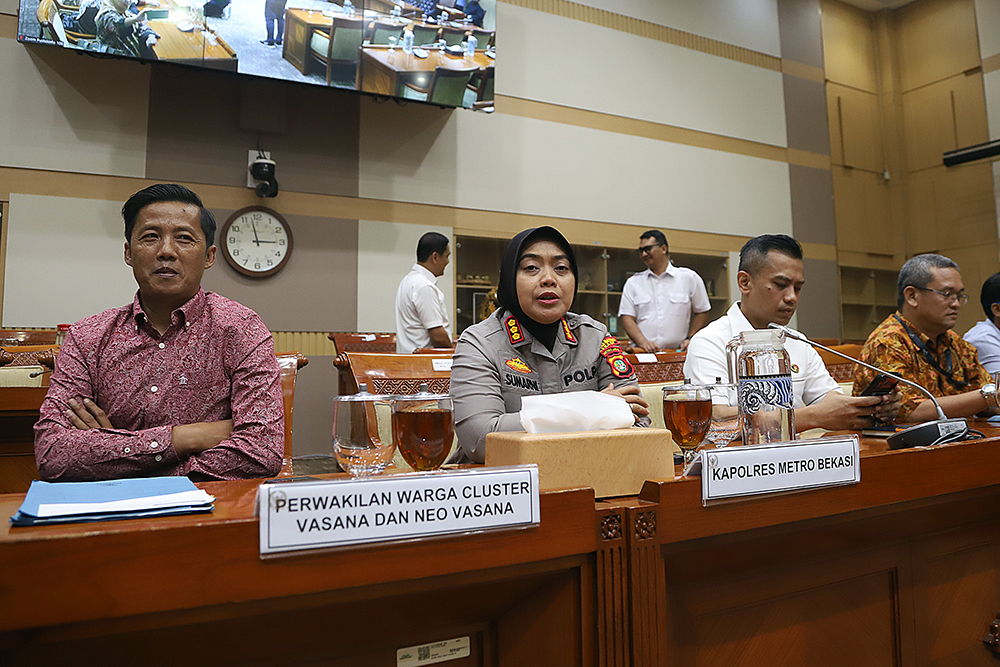 Kapolres Metro Bekasi, Kombes Pol Sumarni menerima penghargaan dari pimpinan komisi III DPR. (BeritaNasional/Elvis Sendouw)