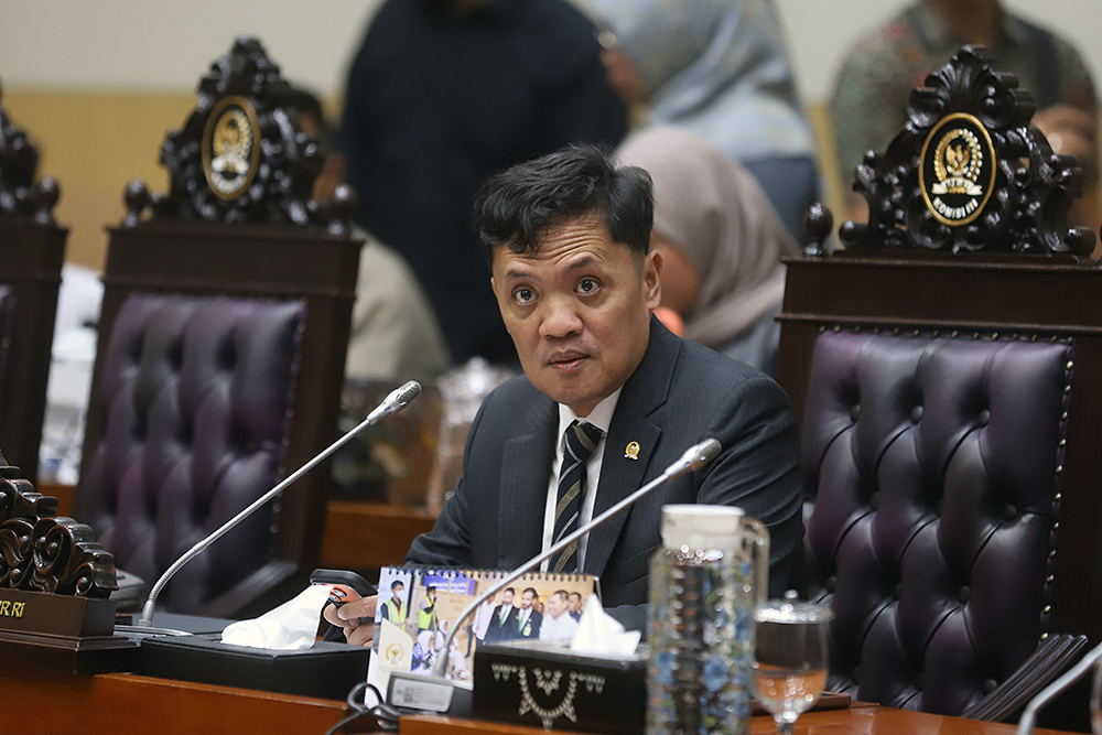 Kapolres Metro Bekasi, Kombes Pol Sumarni menerima penghargaan dari pimpinan komisi III DPR. (BeritaNasional/Elvis Sendouw)