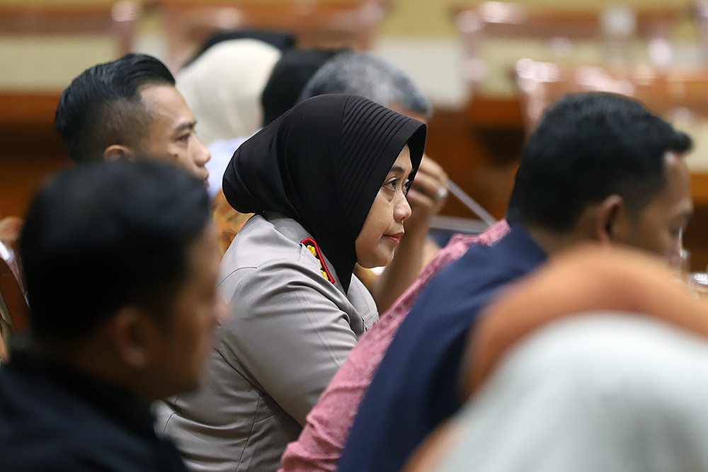 Kapolres Metro Bekasi, Kombes Pol Sumarni menerima penghargaan dari pimpinan komisi III DPR. (BeritaNasional/Elvis Sendouw)