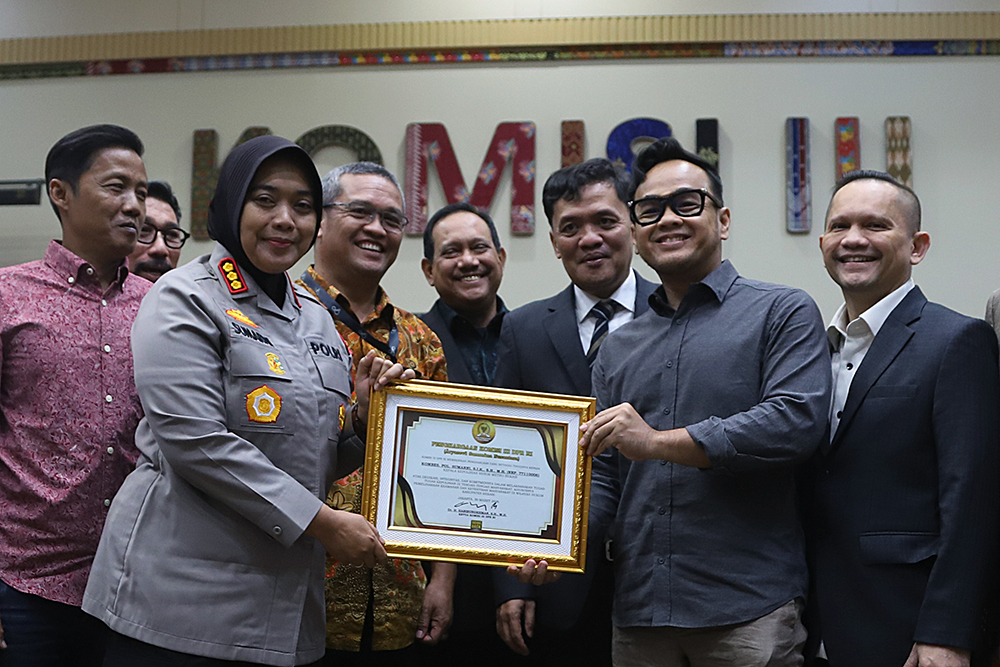 Kapolres Metro Bekasi, Kombes Pol Sumarni menerima penghargaan dari pimpinan komisi III DPR. (BeritaNasional/Elvis Sendouw)