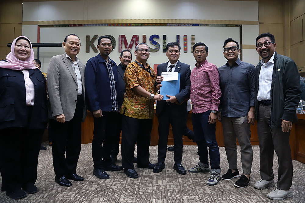 Kapolres Metro Bekasi, Kombes Pol Sumarni menerima penghargaan dari pimpinan komisi III DPR. (BeritaNasional/Elvis Sendouw)