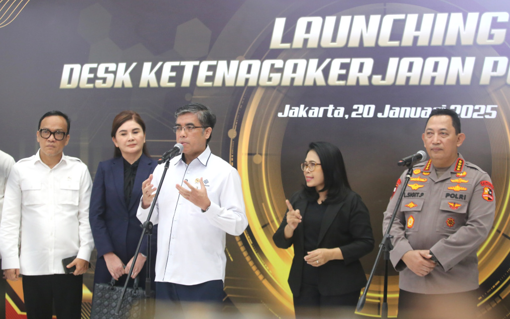 Menteri Ketenagakerjaan Yassierli  bersama Kapolri Jenderal Listyo Sigit Prabowo  saat konferensi pers Launching Desk Ketenagakerjaan Polri & Pembukaan Latkatpuan Penyidik dan Penyidik Pembantu Tindak Pidana Ketenagakerjaan T.A 2025 di Mabes Polri, jakarta, Senin (20/01/2025). (Beritanasiinal.com/OkeAtmaja)