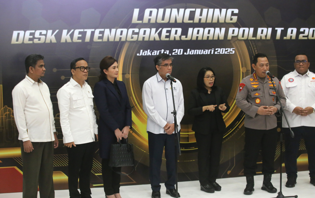 Menteri Ketenagakerjaan Yassierli  bersama Kapolri Jenderal Listyo Sigit Prabowo  saat konferensi pers Launching Desk Ketenagakerjaan Polri & Pembukaan Latkatpuan Penyidik dan Penyidik Pembantu Tindak Pidana Ketenagakerjaan T.A 2025 di Mabes Polri, jakarta, Senin (20/01/2025). (Beritanasiinal.com/OkeAtmaja)