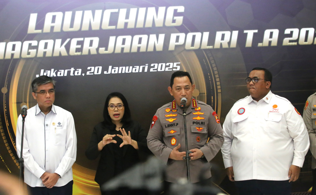 Menteri Ketenagakerjaan Yassierli  bersama Kapolri Jenderal Listyo Sigit Prabowo  saat konferensi pers Launching Desk Ketenagakerjaan Polri & Pembukaan Latkatpuan Penyidik dan Penyidik Pembantu Tindak Pidana Ketenagakerjaan T.A 2025 di Mabes Polri, jakarta, Senin (20/01/2025). (Beritanasiinal.com/OkeAtmaja)