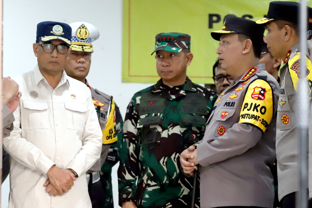 Kapolri, Panglima TNI, Menhub mengunjungi dan mengecek para korban kecelakaan maut km 58 di RSUD Karawang,  Jawa Barat. (BeritaNasional/Elvis Sendouw)