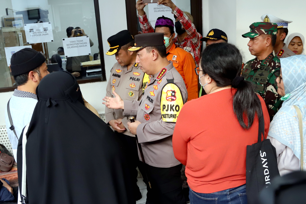 Kapolri, Panglima TNI, Menhub mengunjungi dan mengecek para korban kecelakaan maut km 58 di RSUD Karawang,  Jawa Barat. (BeritaNasional/Elvis Sendouw)