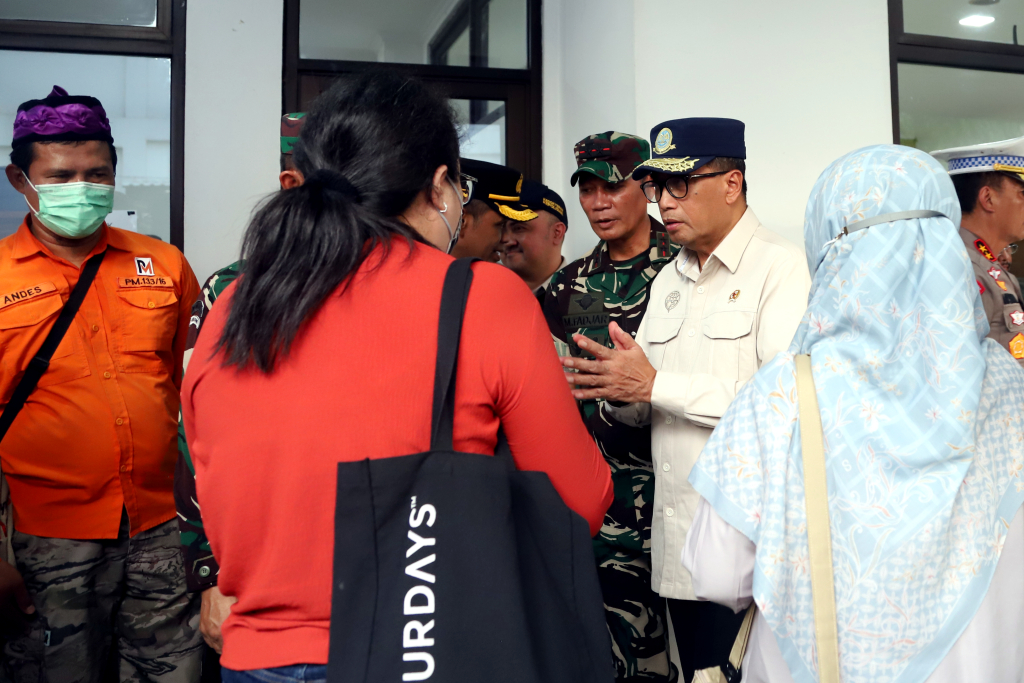 Kapolri, Panglima TNI, Menhub mengunjungi dan mengecek para korban kecelakaan maut km 58 di RSUD Karawang,  Jawa Barat. (BeritaNasional/Elvis Sendouw)