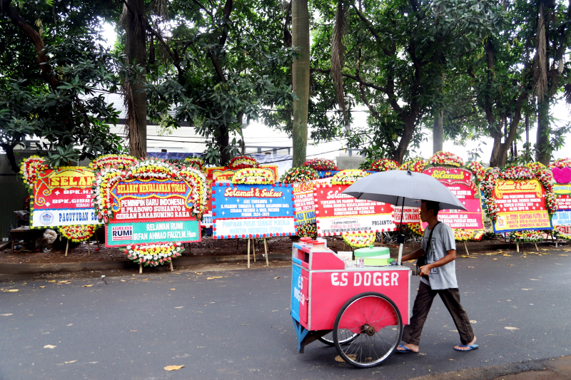 Karangan bunga ucapan selamat terus berdatangan ketempat Presiden terpilih Prabowo Subianto. (BeritaNasional/Elvis Sendouw)