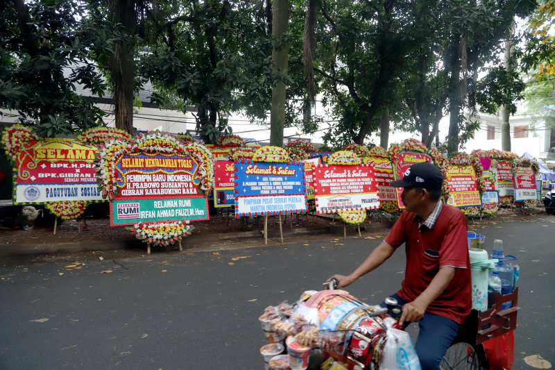 Karangan bunga ucapan selamat terus berdatangan ketempat Presiden terpilih Prabowo Subianto. (BeritaNasional/Elvis Sendouw)