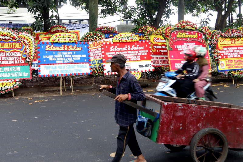 Karangan bunga ucapan selamat terus berdatangan ketempat Presiden terpilih Prabowo Subianto. (BeritaNasional/Elvis Sendouw)