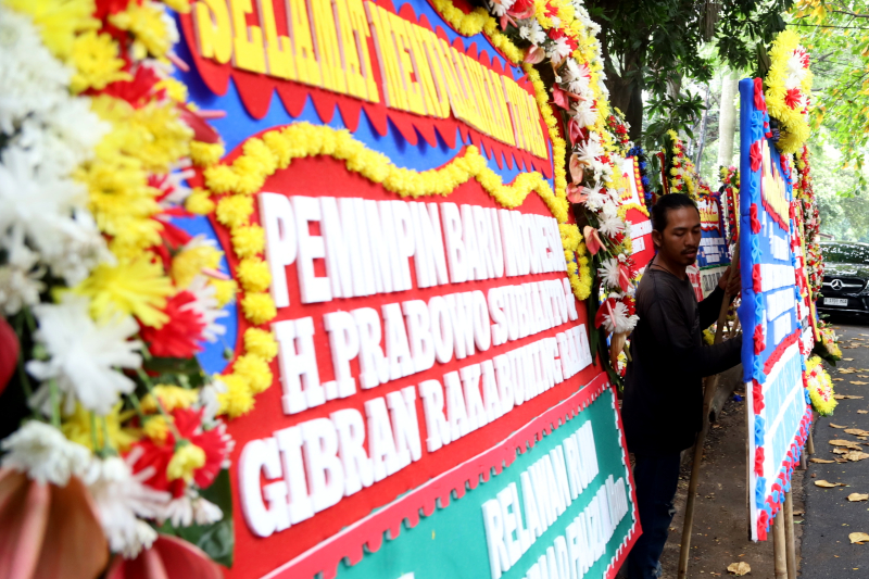 Karangan bunga ucapan selamat terus berdatangan ketempat Presiden terpilih Prabowo Subianto. (BeritaNasional/Elvis Sendouw)