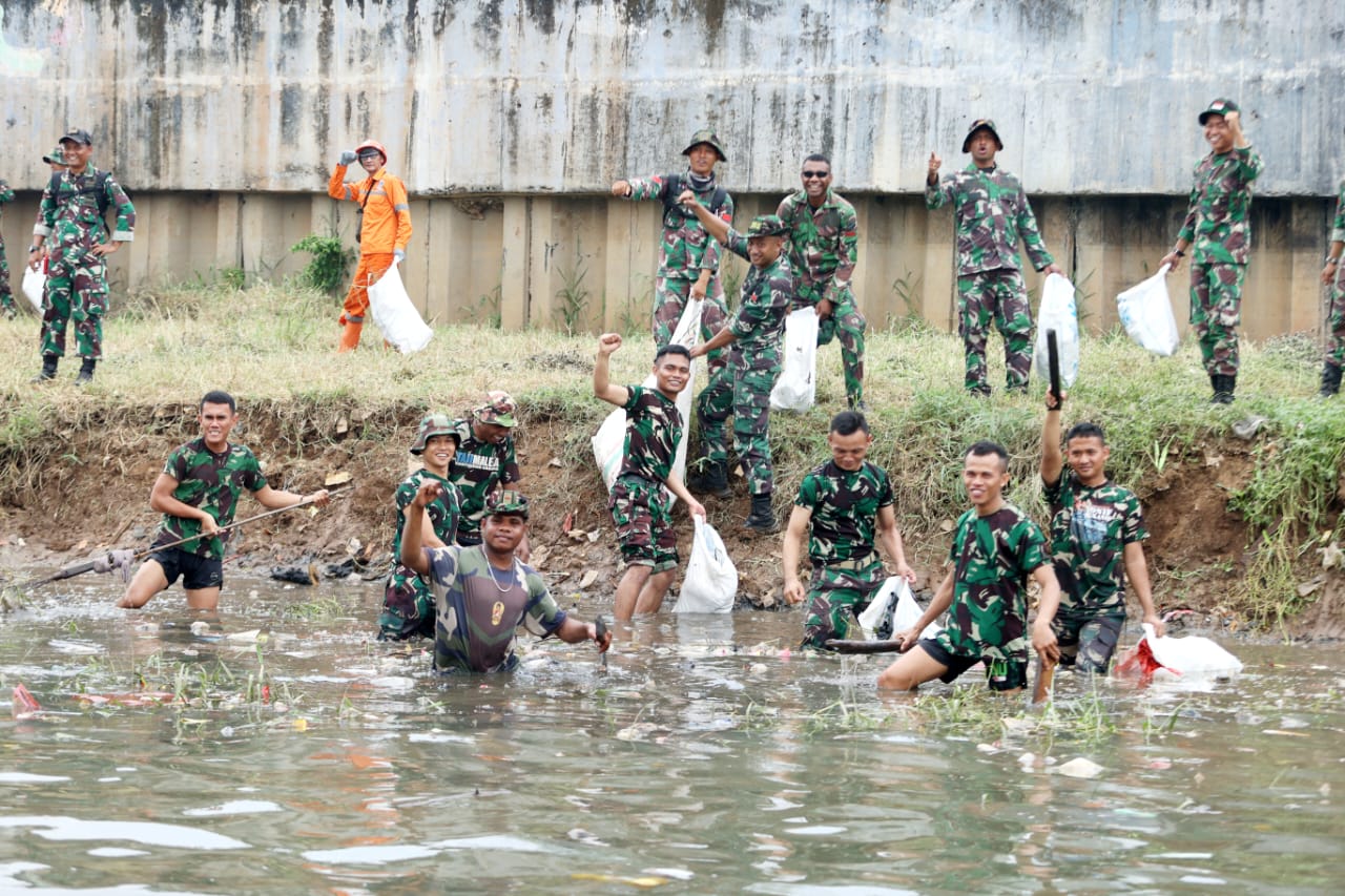 Kasad Jenderal TNI Maruli Simanjuntak memimpin ribuan prajurit TNI dalam kegiatan karya bakti pembersihan Sungai Ciliwung yang diberi tajuk “Ciliwung Bening”.  (BeritaNasional/HO TNI AD/Elvis Sendouw)