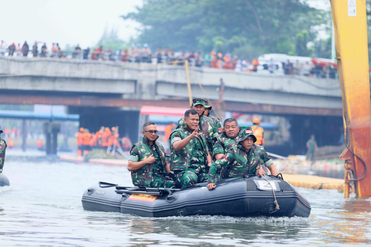 Kasad Jenderal TNI Maruli Simanjuntak memimpin ribuan prajurit TNI dalam kegiatan karya bakti pembersihan Sungai Ciliwung yang diberi tajuk “Ciliwung Bening”.  (BeritaNasional/HO TNI AD/Elvis Sendouw)