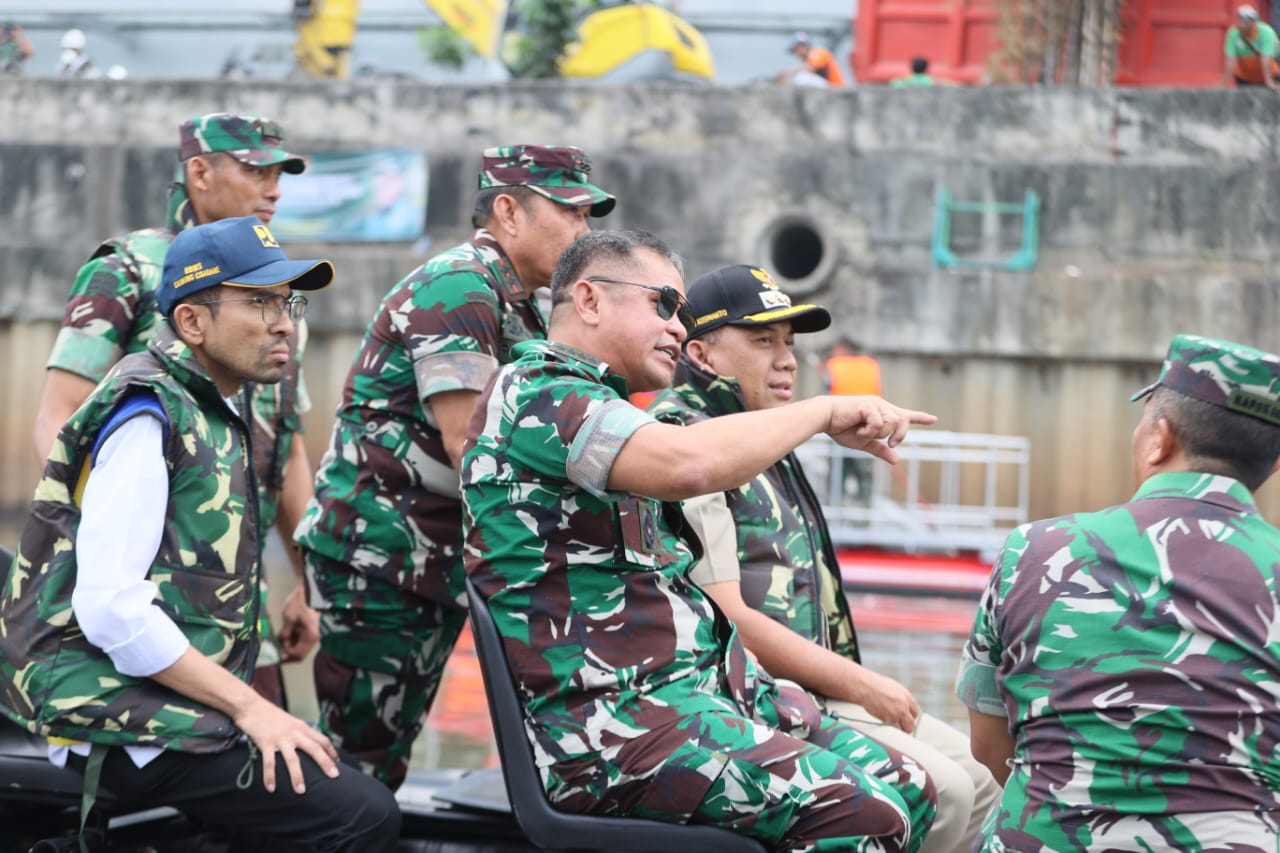 Kasad Jenderal TNI Maruli Simanjuntak memimpin ribuan prajurit TNI dalam kegiatan karya bakti pembersihan Sungai Ciliwung yang diberi tajuk “Ciliwung Bening”.  (BeritaNasional/HO TNI AD/Elvis Sendouw)