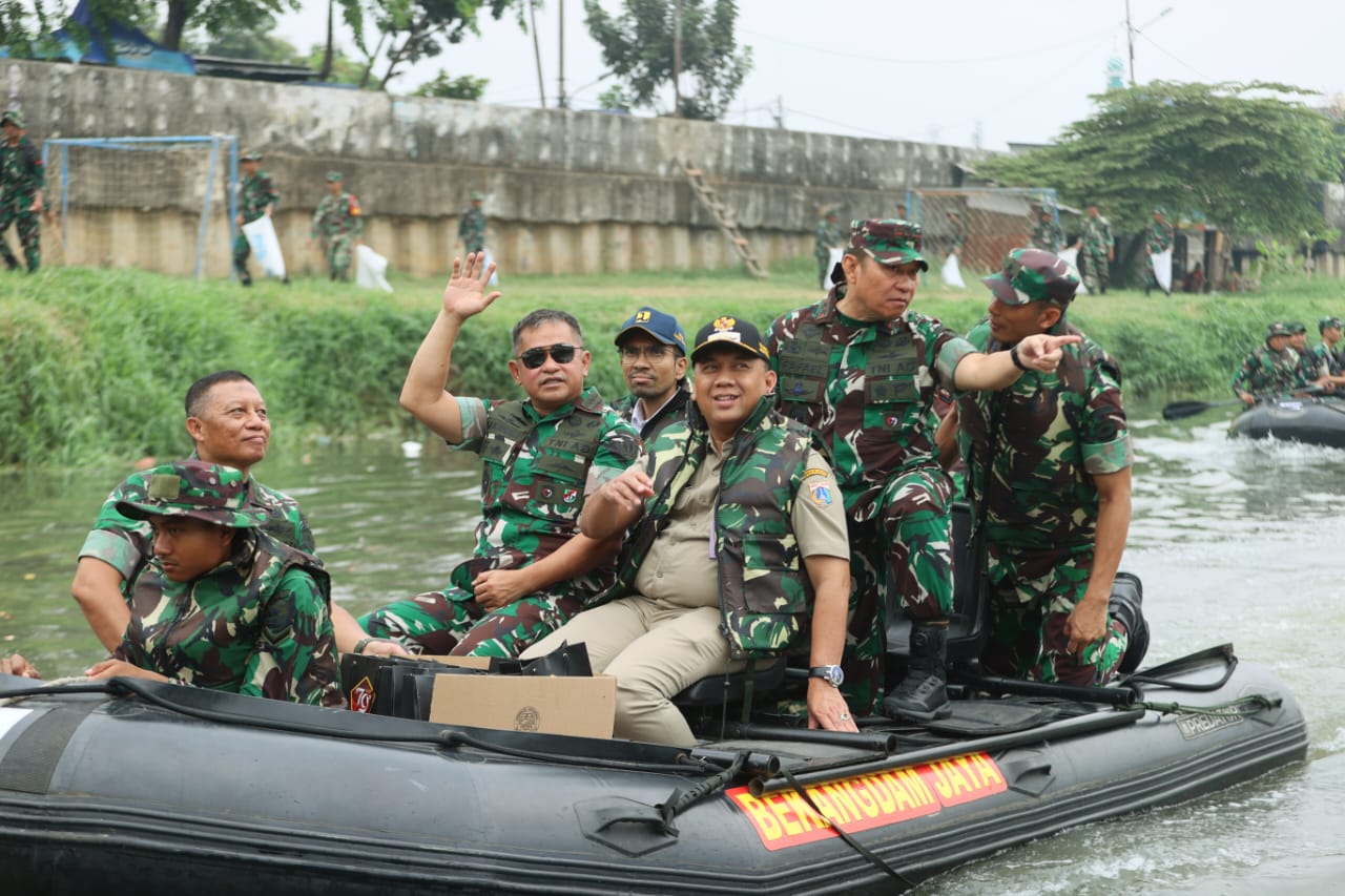 Kasad Jenderal TNI Maruli Simanjuntak memimpin ribuan prajurit TNI dalam kegiatan karya bakti pembersihan Sungai Ciliwung yang diberi tajuk “Ciliwung Bening”.  (BeritaNasional/HO TNI AD/Elvis Sendouw)