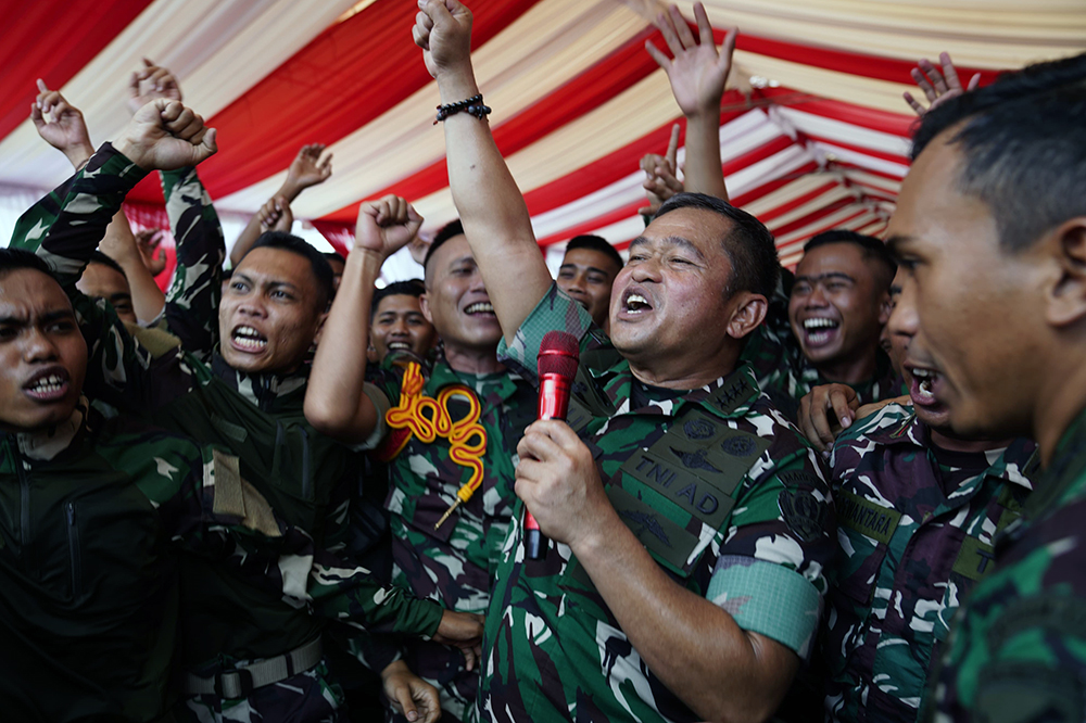 Kepala Staf Angkatan Darat (Kasad) Jenderal TNI Maruli Simanjuntak memberikan arahan kepada Prajurit, PNS, dan anggota Persit Kartika Chandra Kirana. (BeritaNasional/HO TNI/Elvis Sendouw)