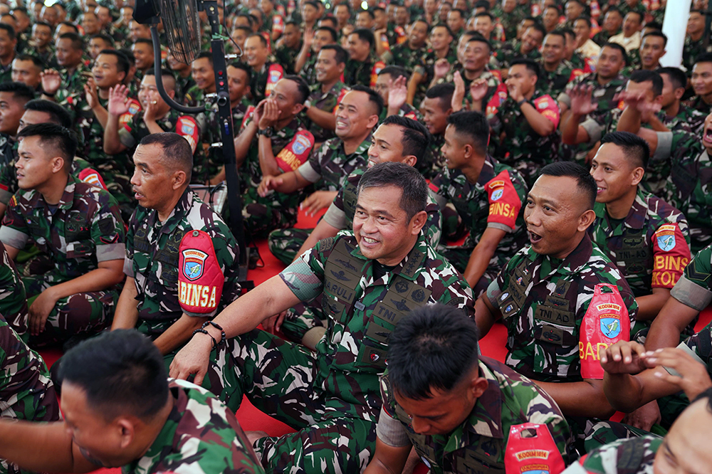 Kepala Staf Angkatan Darat (Kasad) Jenderal TNI Maruli Simanjuntak memberikan arahan kepada Prajurit, PNS, dan anggota Persit Kartika Chandra Kirana. (BeritaNasional/HO TNI/Elvis Sendouw)