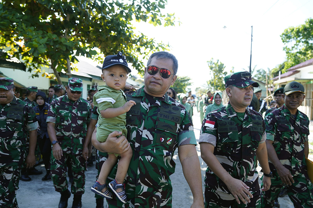 Kepala Staf Angkatan Darat (Kasad) Jenderal TNI Maruli Simanjuntak memberikan arahan kepada Prajurit, PNS, dan anggota Persit Kartika Chandra Kirana. (BeritaNasional/HO TNI/Elvis Sendouw)