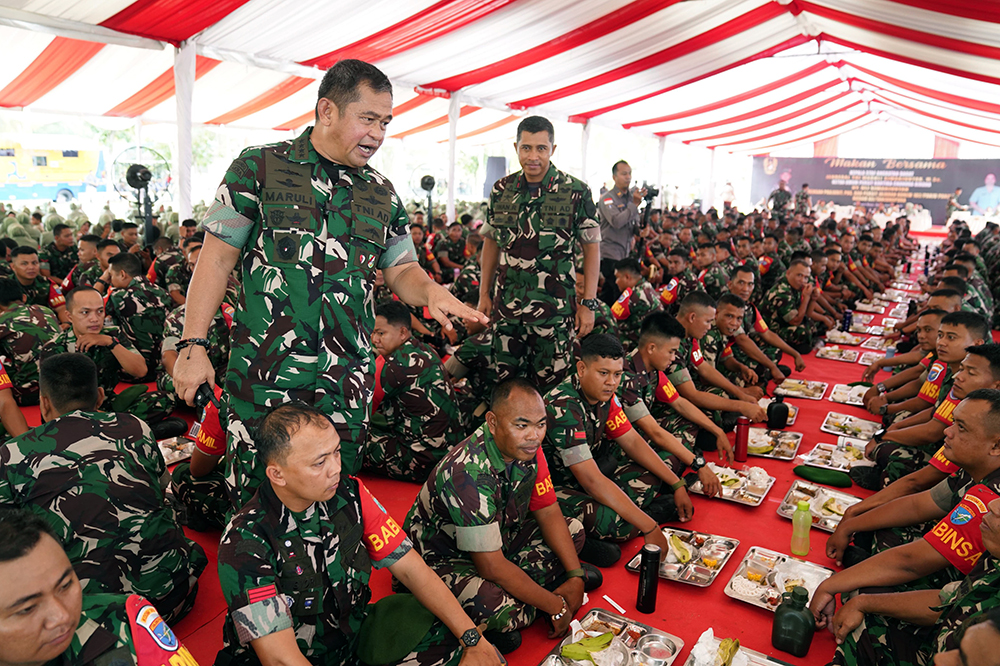 Kepala Staf Angkatan Darat (Kasad) Jenderal TNI Maruli Simanjuntak memberikan arahan kepada Prajurit, PNS, dan anggota Persit Kartika Chandra Kirana. (BeritaNasional/HO TNI/Elvis Sendouw)