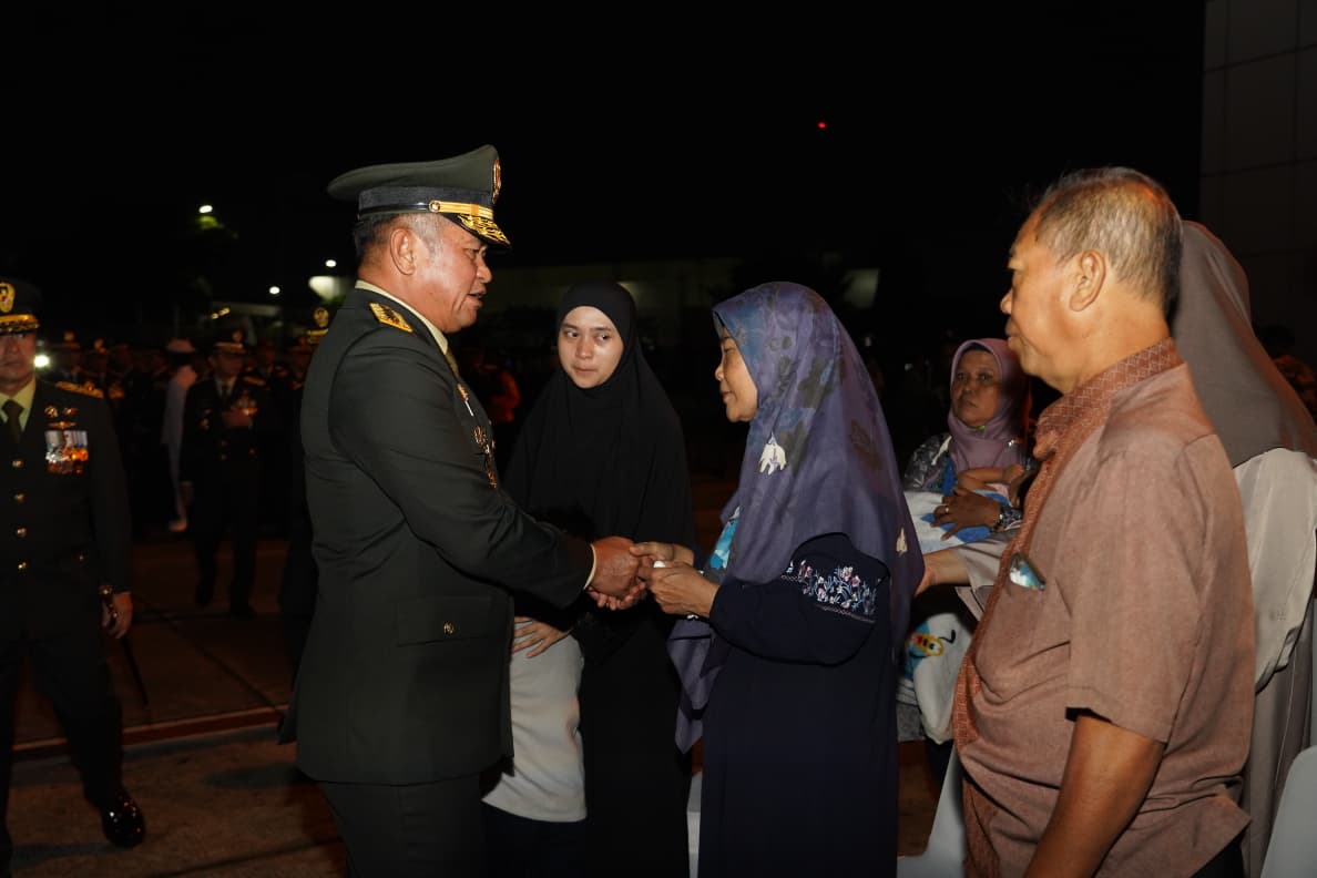 Kepala Staf Angkatan Darat (Kasad) Jenderal TNI Maruli Simanjuntak, M.Sc., memimpin upacara pelepasan tiga jenazah prajurit TNI yang gugur dalam misi menjaga perdamaian di Lebanon. (BeritaNasional/Elvis/HO Dispenad)