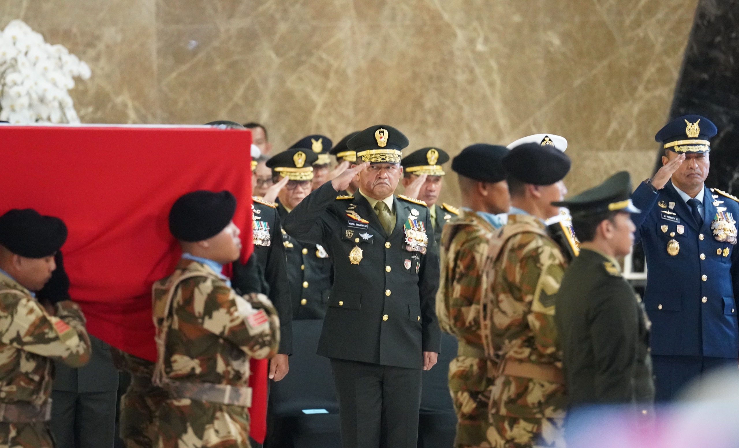 Kepala Staf Angkatan Darat (Kasad) Jenderal TNI Maruli Simanjuntak, M.Sc., memimpin upacara pelepasan tiga jenazah prajurit TNI yang gugur dalam misi menjaga perdamaian di Lebanon. (BeritaNasional/Elvis/HO Dispenad)