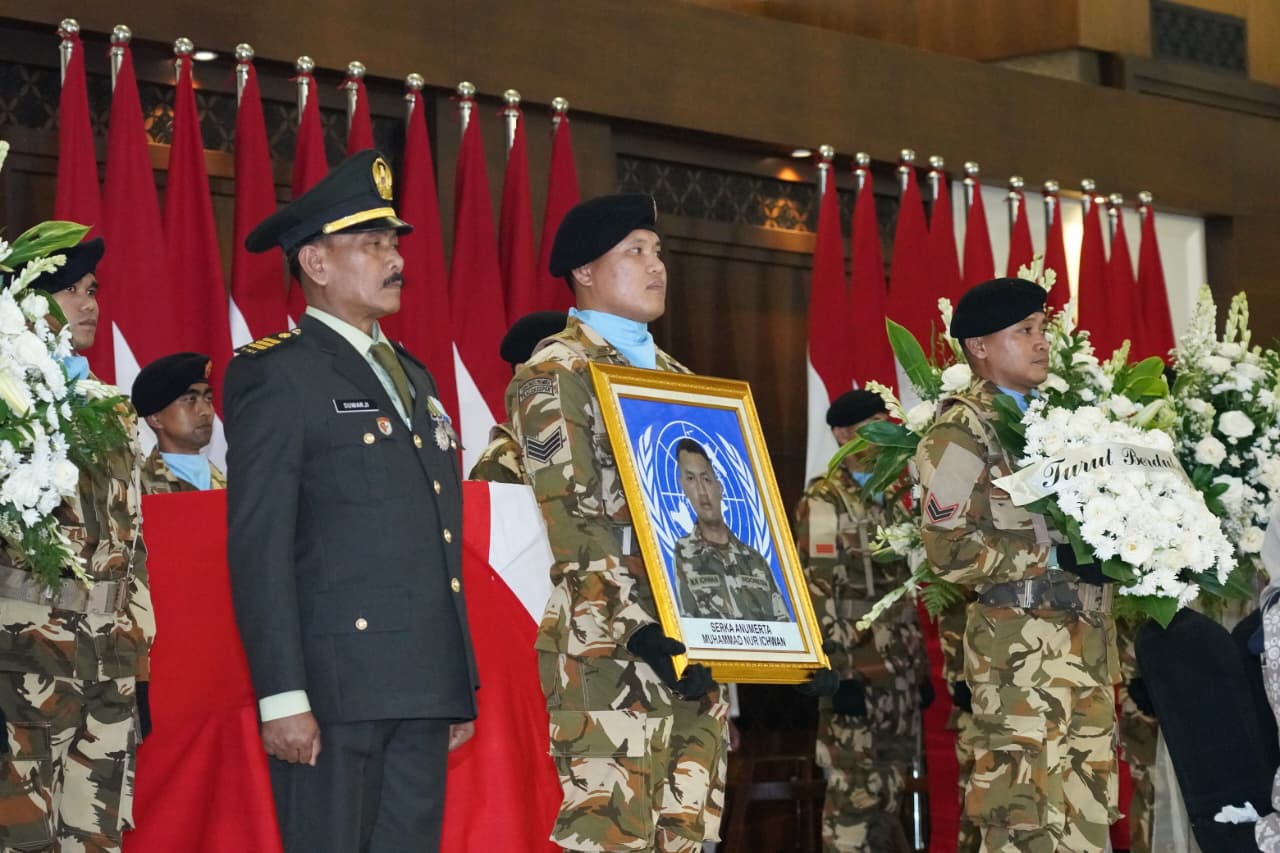Kepala Staf Angkatan Darat (Kasad) Jenderal TNI Maruli Simanjuntak, M.Sc., memimpin upacara pelepasan tiga jenazah prajurit TNI yang gugur dalam misi menjaga perdamaian di Lebanon. (BeritaNasional/Elvis/HO Dispenad)